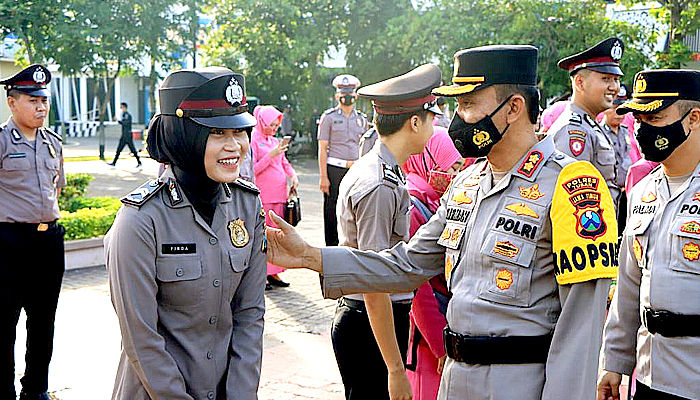 Kapolres Tuban pimpin upacara kenaikan pangkat 56 Bintara Polres Tuban.