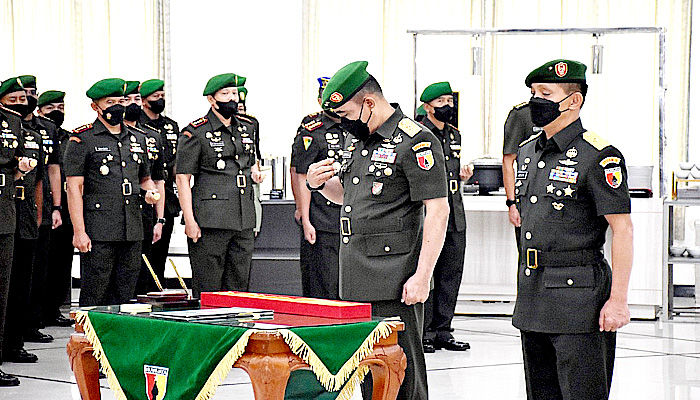 Pangdam V/Brawijaya pimpin sertijab dua perwira tinggi di l;ingkungan Kodam V/Brawijaya.