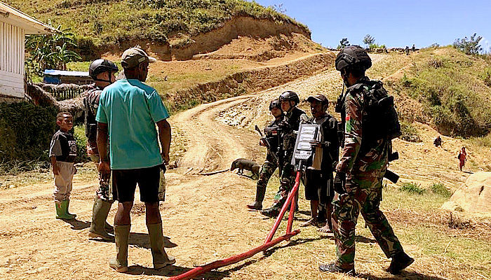 TNI pasang lampu penerangan di Balingga hingga menjadi guru di Memberamo