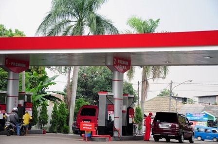 Sejumlah kendaraan sedang mengisi BBM di SPBU Pertamina (harjasaputra.com)