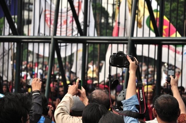 Acungan kamera mengabadikan momen di saat demo BBM di DPR (harjasaputra)