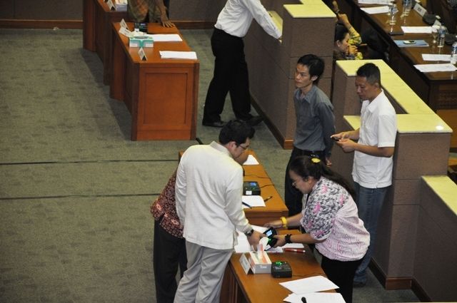 Membubuhkan jari pada mesin absensi elektronik (harjasaputra)