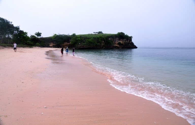 Pesona Pantai Pink Lombok Harja Saputra
