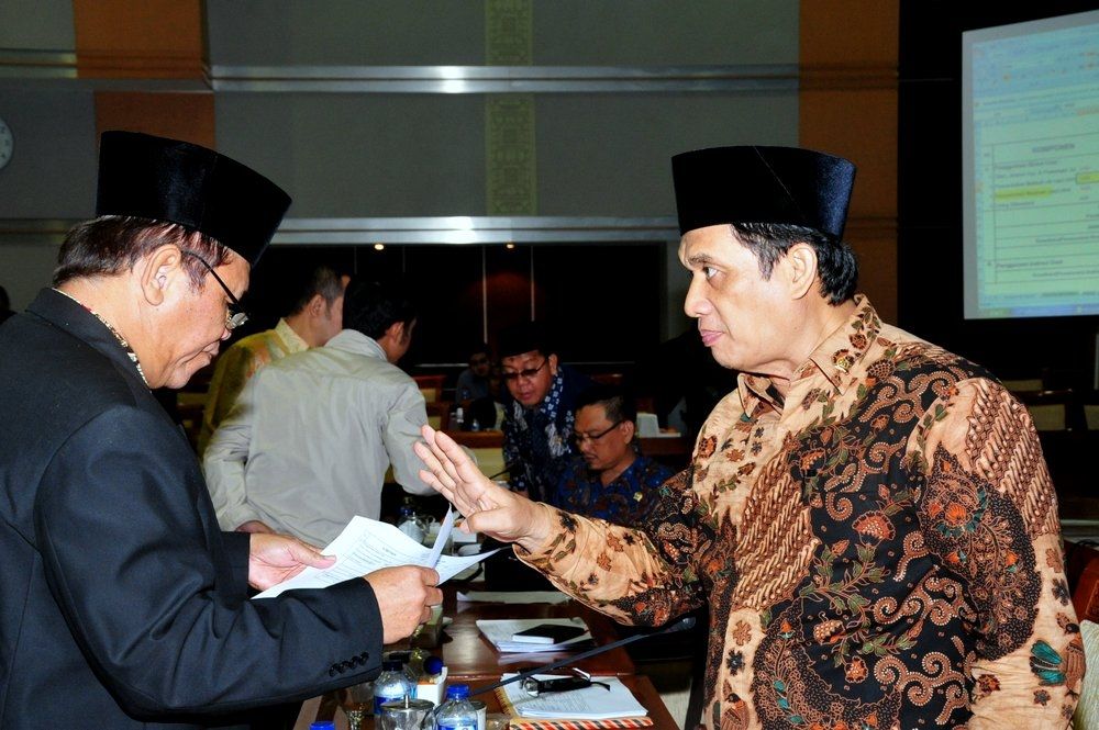 Anggota Panitia Kerja BPIH Komisi VIII DPR, Raden M. Syafii (kanan) pada saat pembahasan BPIH hingga menjelang shubuh, 22/4/2015 (harjasaputra)
