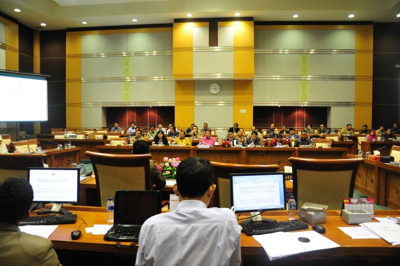 Rapat di komisi DPR, menyusun diksi kebijakan (harjasaputra)