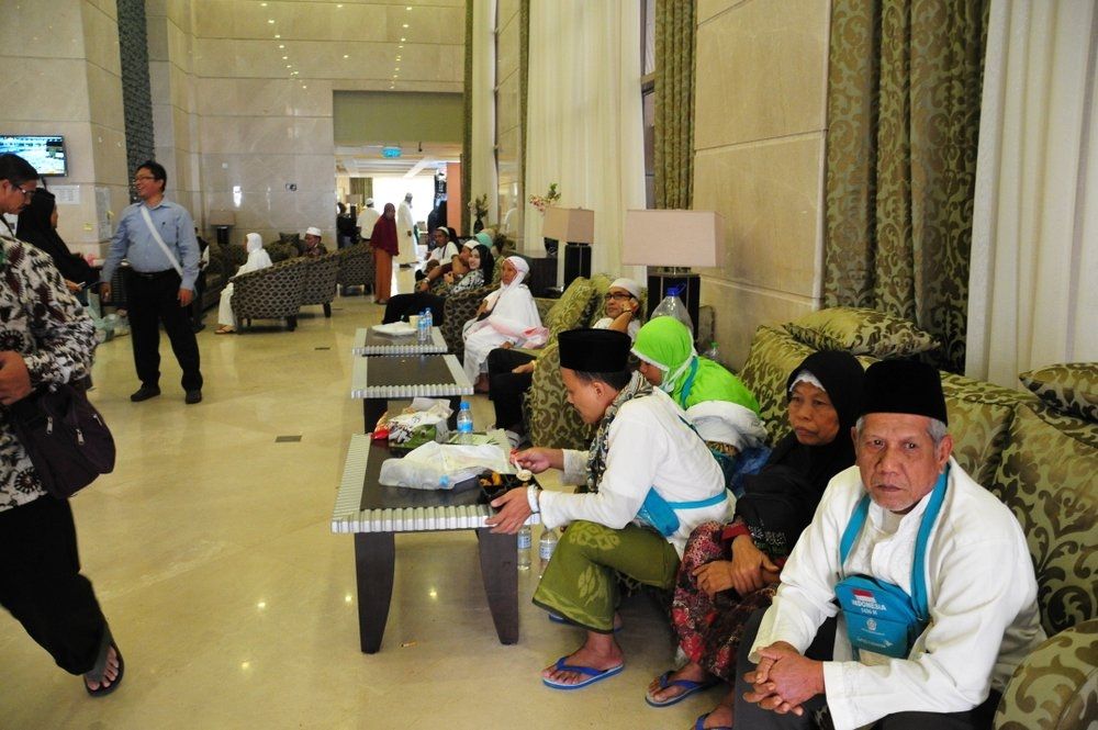 Jemaah sedang berkumpul di pemondokan setelah dari Masjid al-Haram