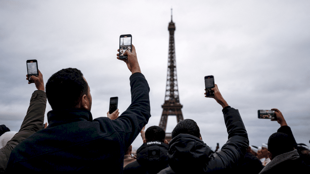 13808 wali kota paris hadapi penolakan atas zona bebas mobil di menara eiffel