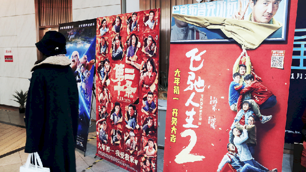13816 box office raup 280 juta saat warga tiongkok berbondong bondong ke bioskop selama tahun baru