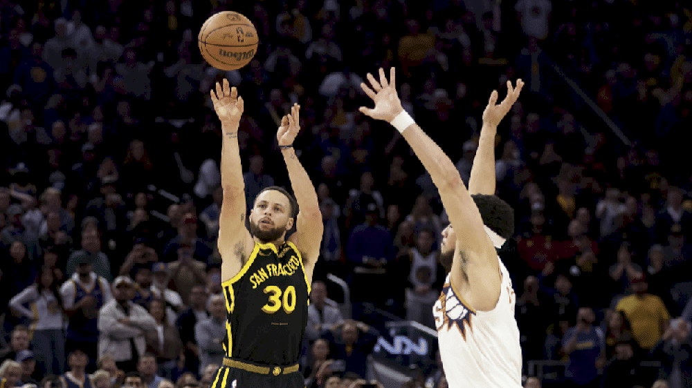 13966 sorotan nba pada 10 februari stephen curry mengalahkan suns di garis 3 poin