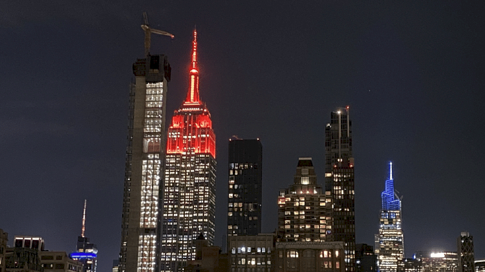 14039 gedung empire state di new york city bersinar merah untuk merayakan tahun baru imlek