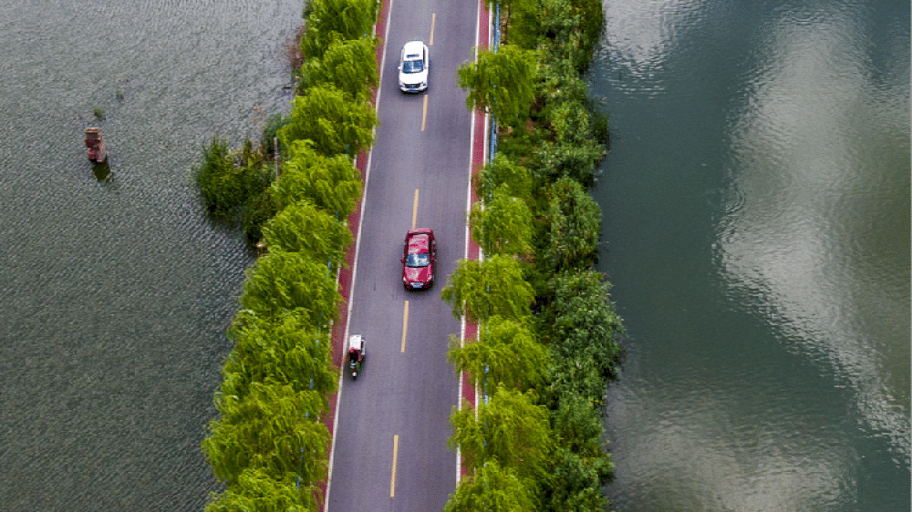 14224 air dan langit menyatu menjadi satu warna di sekitar jalan pedesaan di anhui