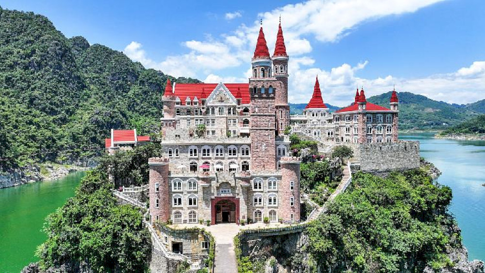 14250 kastil gotik di guizhou menyerupai pemandangan negeri dongeng