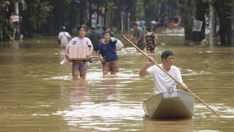 Beberapa wilayah Hanoi masih terendam banjir akibat tanah longsor yang melanda Vietnam Utara