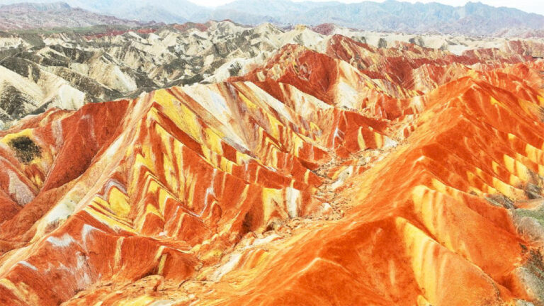 Bentang alam Danxia yang berwarna-warni tampak jelas setelah hujan