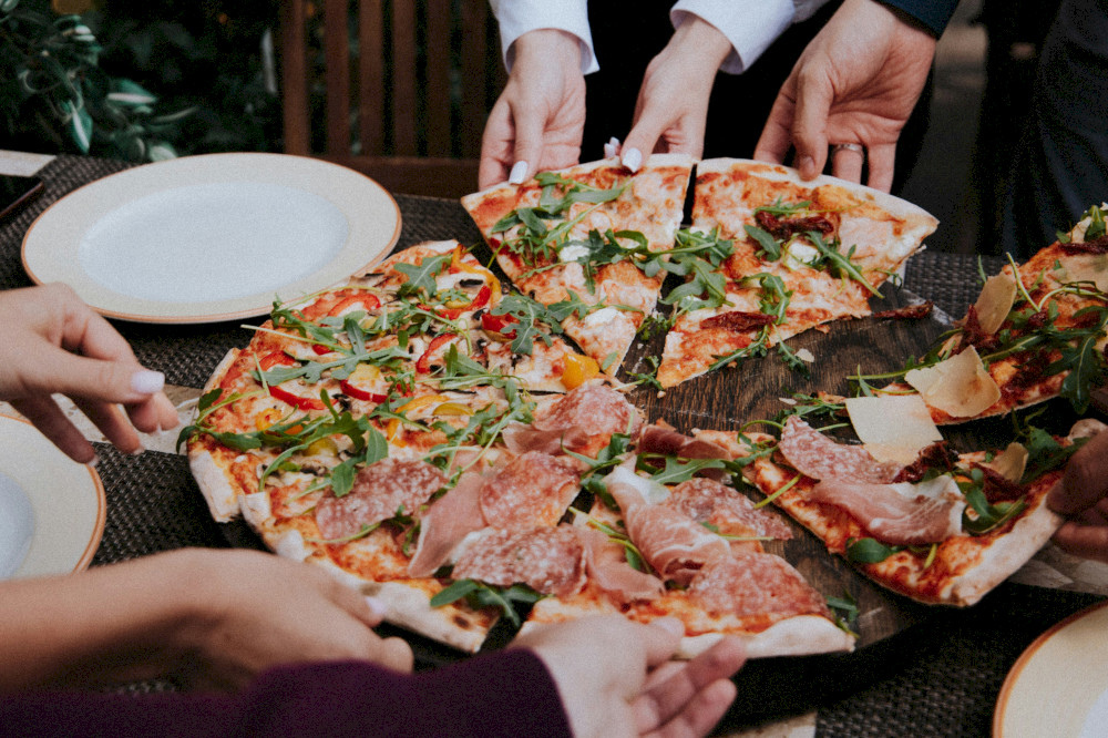 semua-faq-anda-tentang-cheesy-pizza-bulan-terjawab