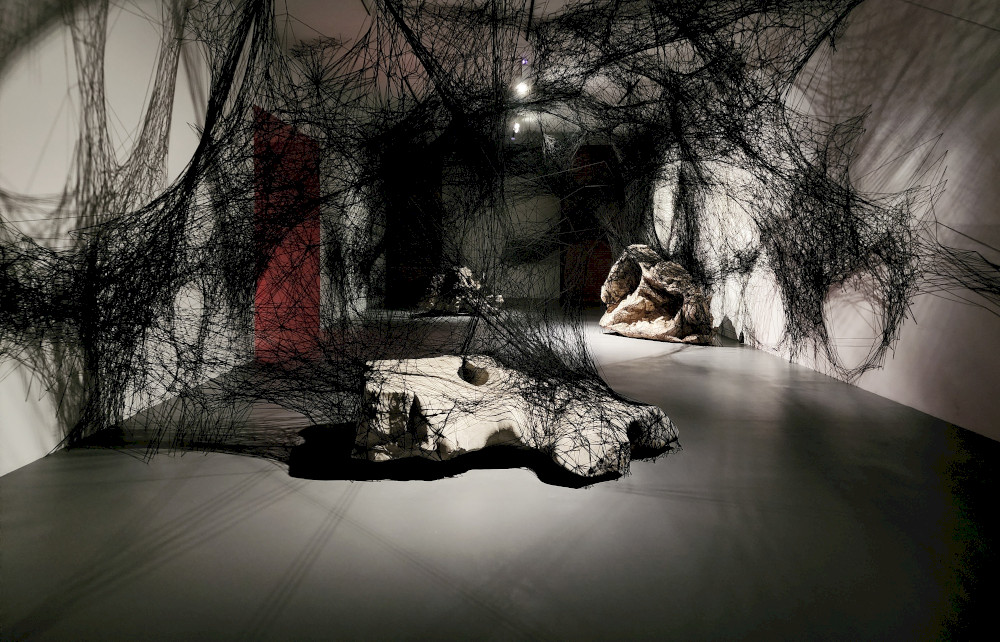 kekosongan-diam:-artis-jepang-chiharu-shiota-di-red-brick