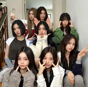 Hearts2Hearts Pre Debut Group