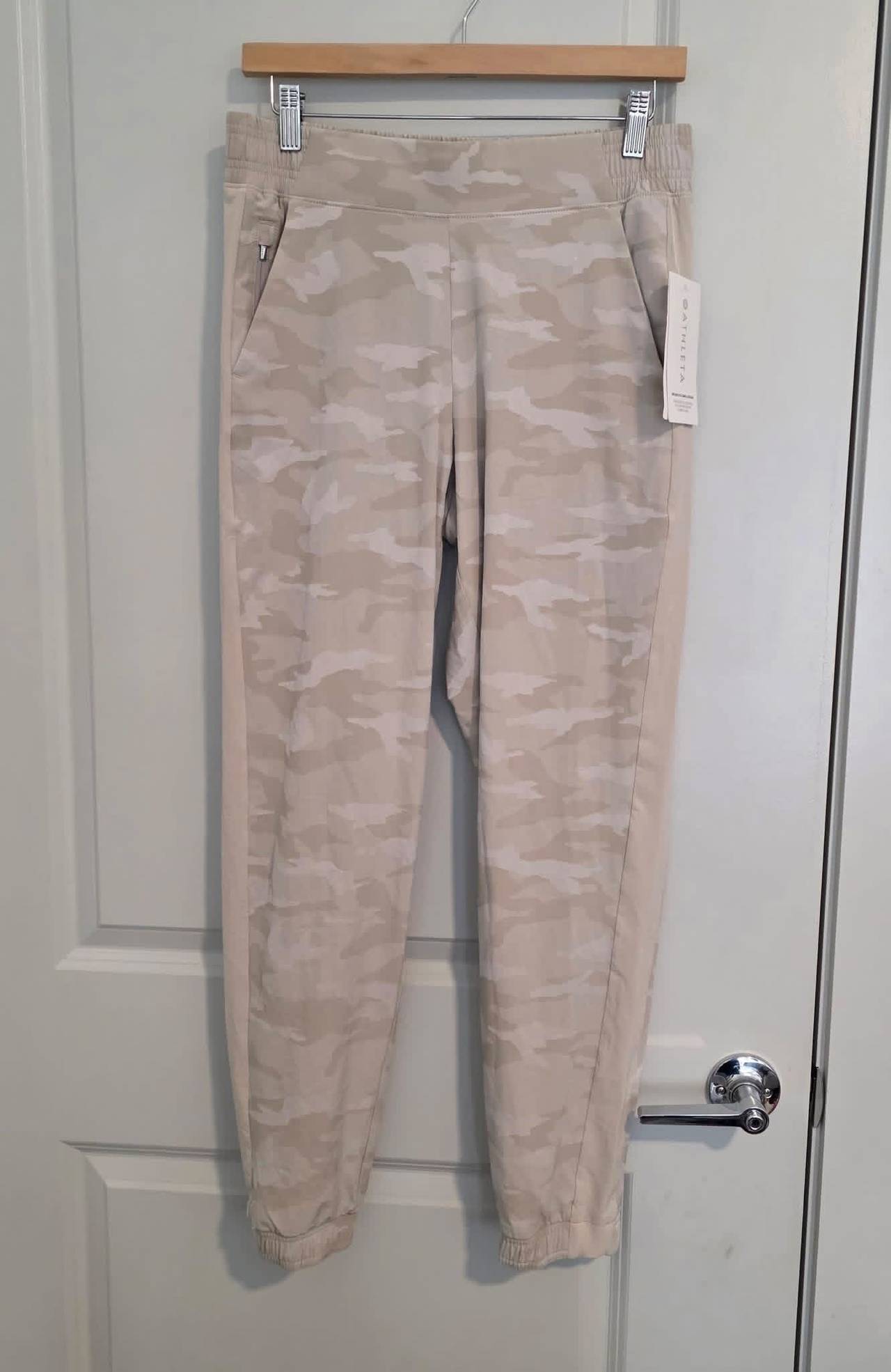 Athleta Brooklyn jogger in camo new with tags size 6. $98 retail.