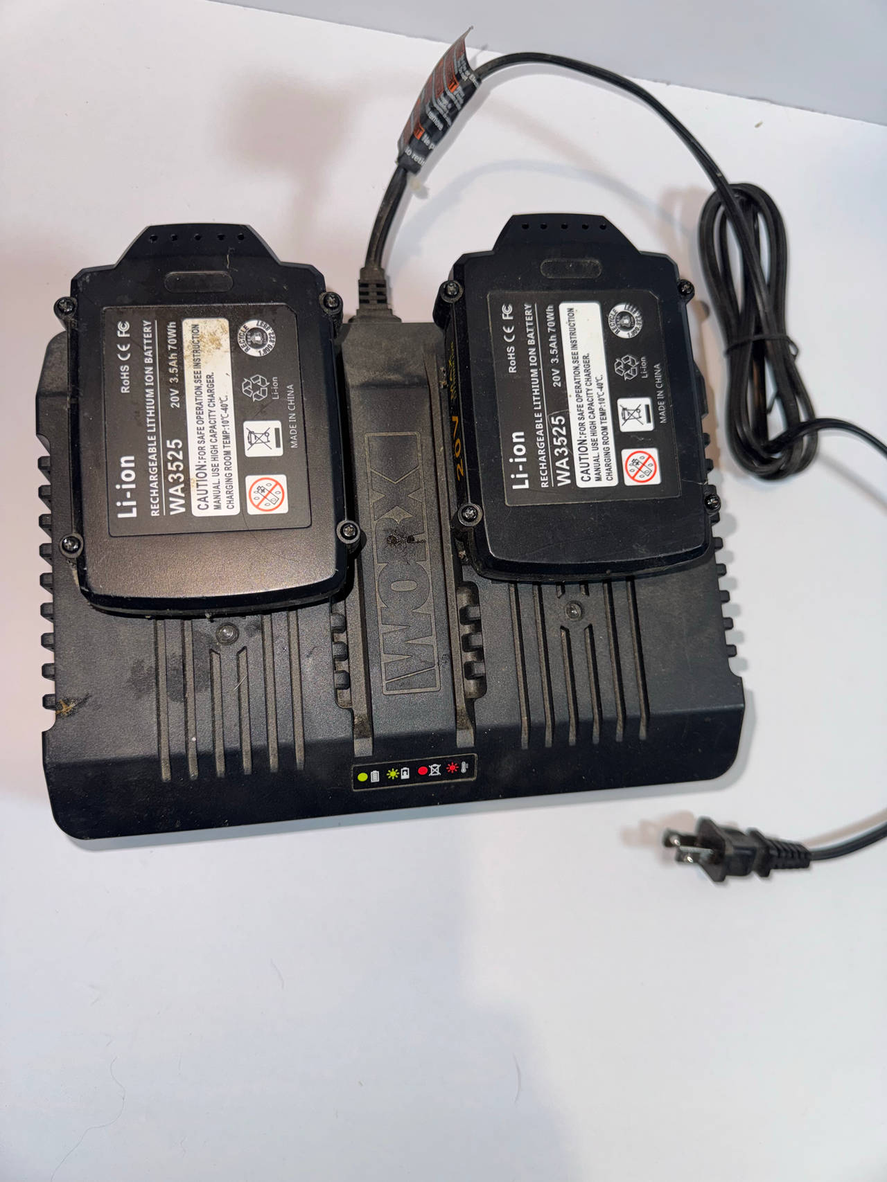 WORX Dual Port Charger with WA3525 Batteries