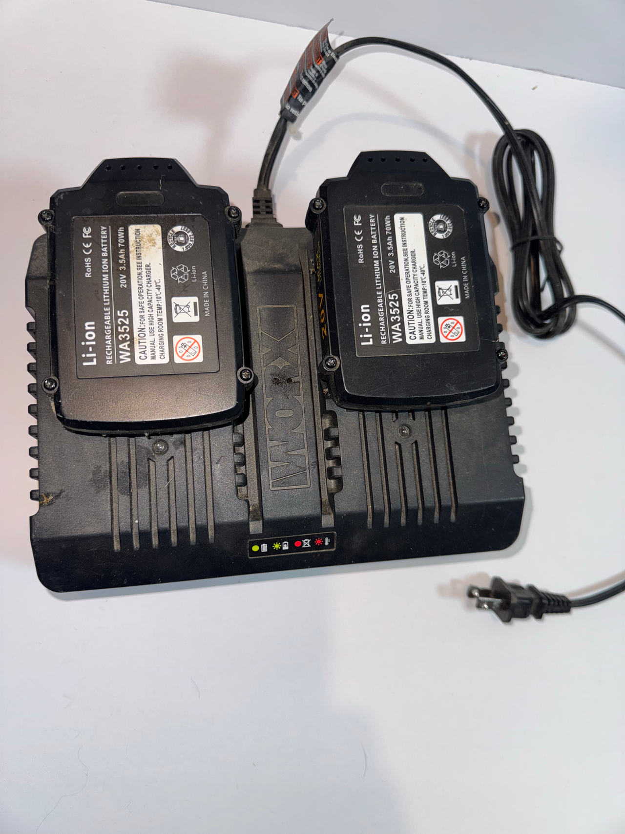 WORX Dual Port Charger with WA3525 Batteries