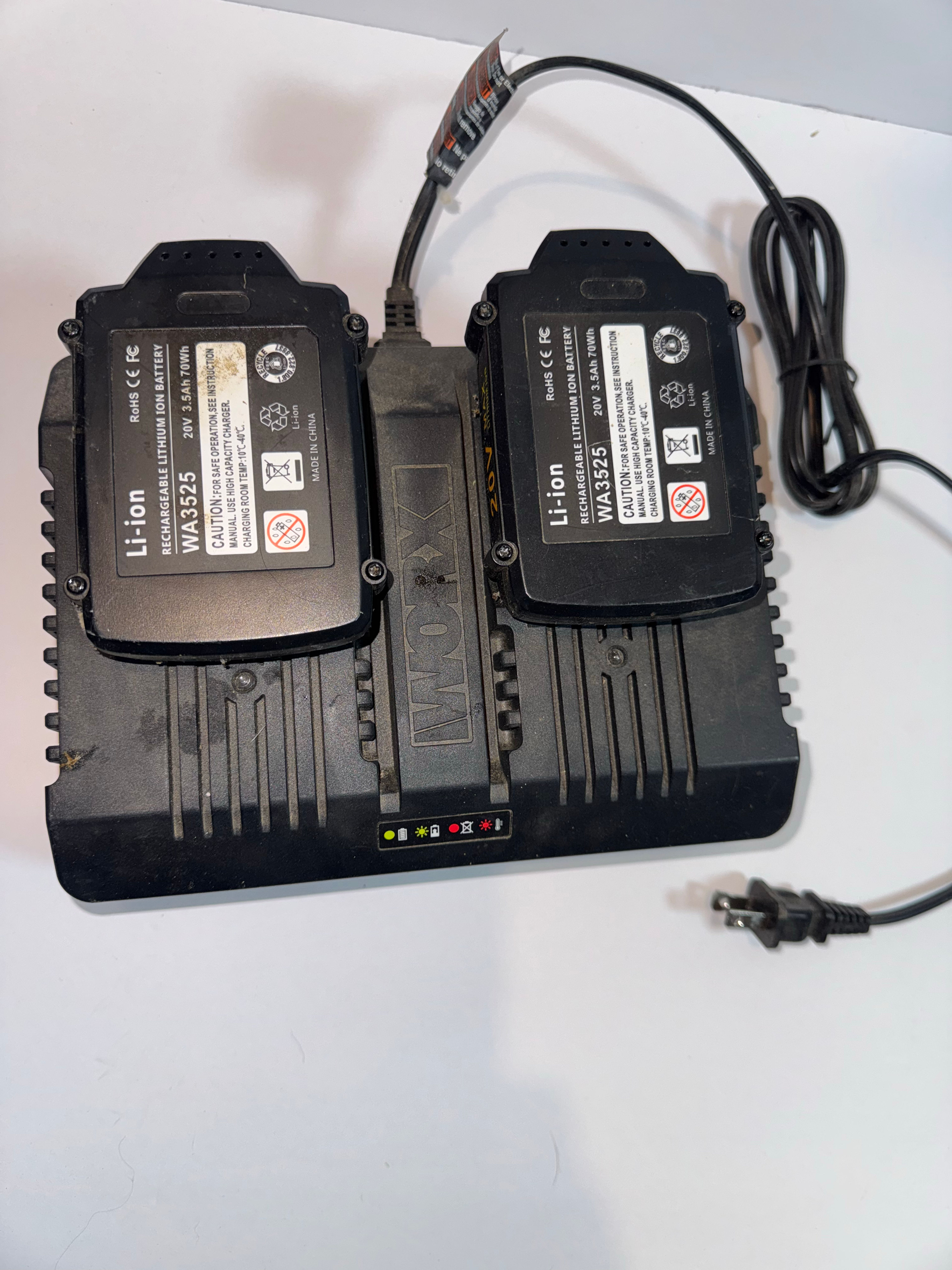WORX Dual Port Charger with WA3525 Batteries
