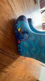Crocs Kids' Handle It Finding Dory Rain Boot kids size 3 like new - Image 4
