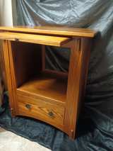 Simply Amish McCoy Deluxe Nightstand w/Opening, Oak - Image 3