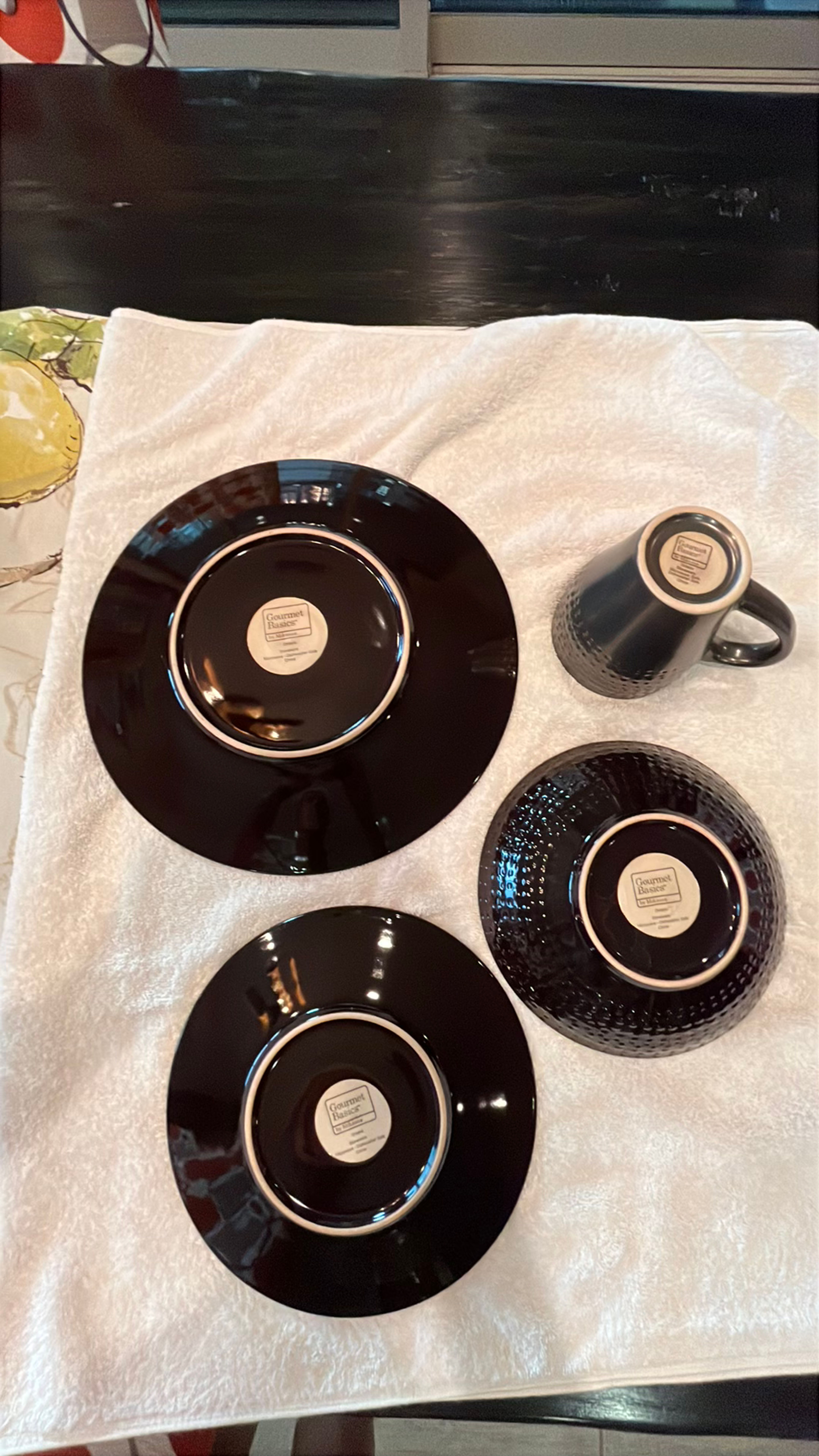 Mikasa Ontario Green Stoneware Dinnerware Set for 4 people; 16 piece set - Image 5