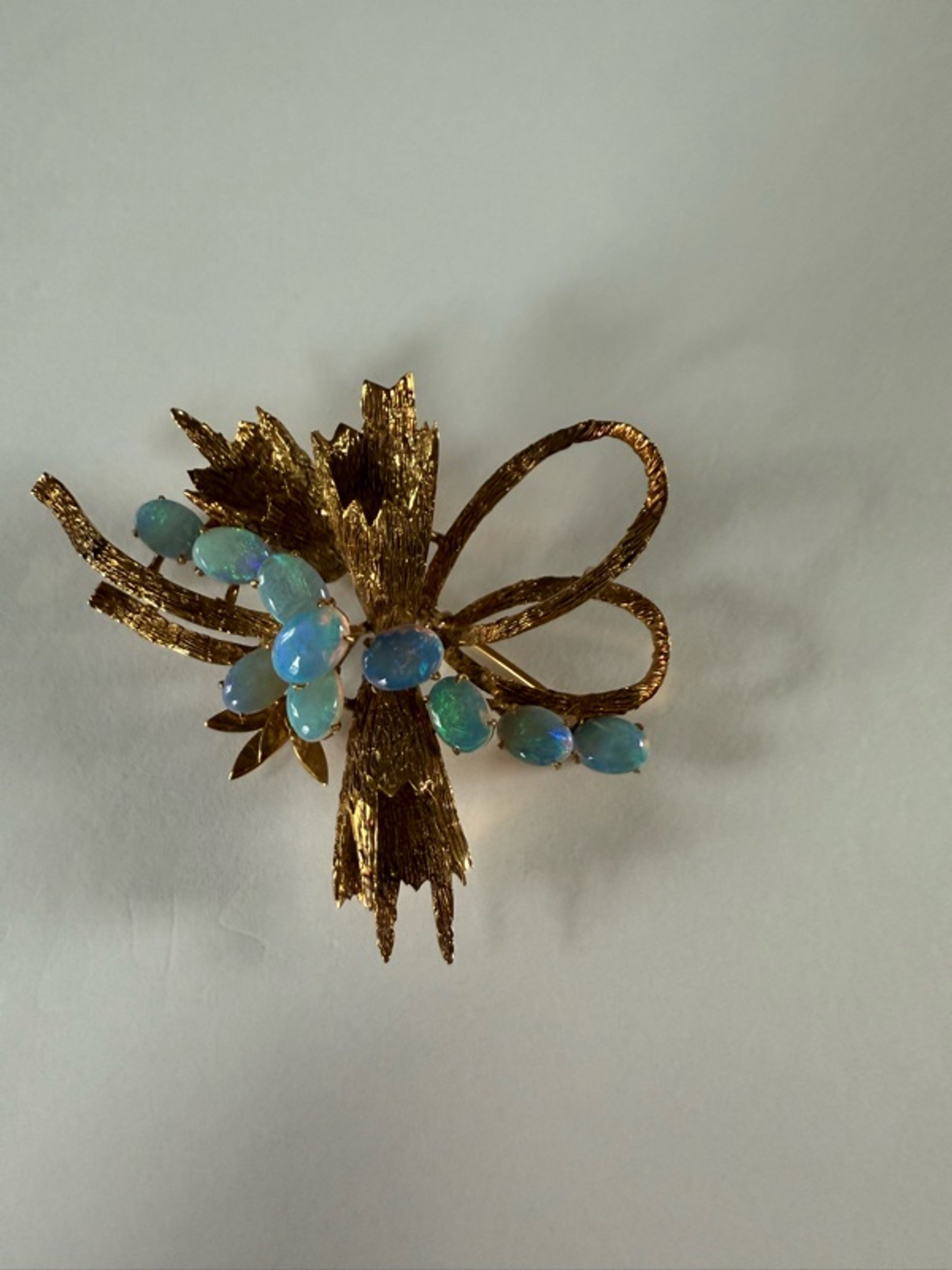 18kt Gold Opal Brooch
12 grams of gold 
 Exceptional piece
