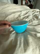 Pyrex Primary Color Mixing Bowl Blue 1.5 Pint - Image 1