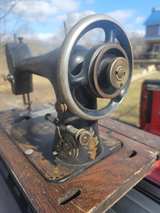 Franklin Rotary Sewing Machine - Image 4