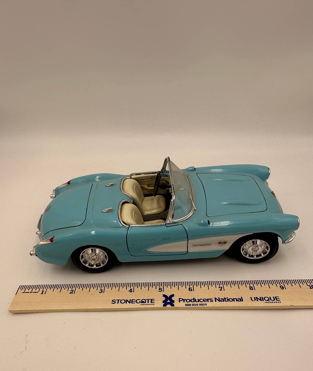 Maisto 1:18 1957 Chevrolet Corvette Convertible