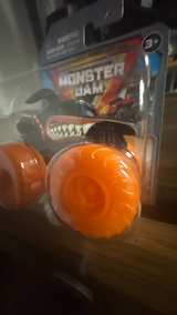 Monster Jam Monster Mutt Rottweiler 1:64 Scale Die-Cast Truck - Image 3