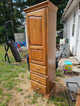 Traditional Oak Veneer King Headboard and Tower Cabinet Set - Image 3