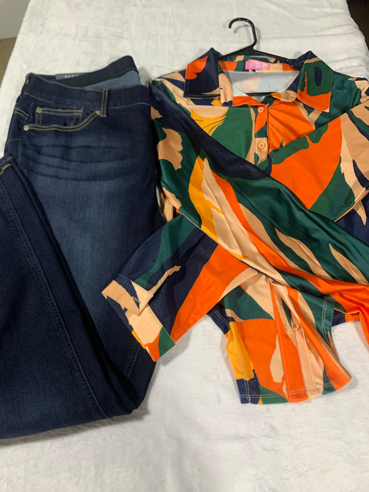 Torrid Dark Wash Skinny Jeans and colorful top
Pants size 20 shirt XL