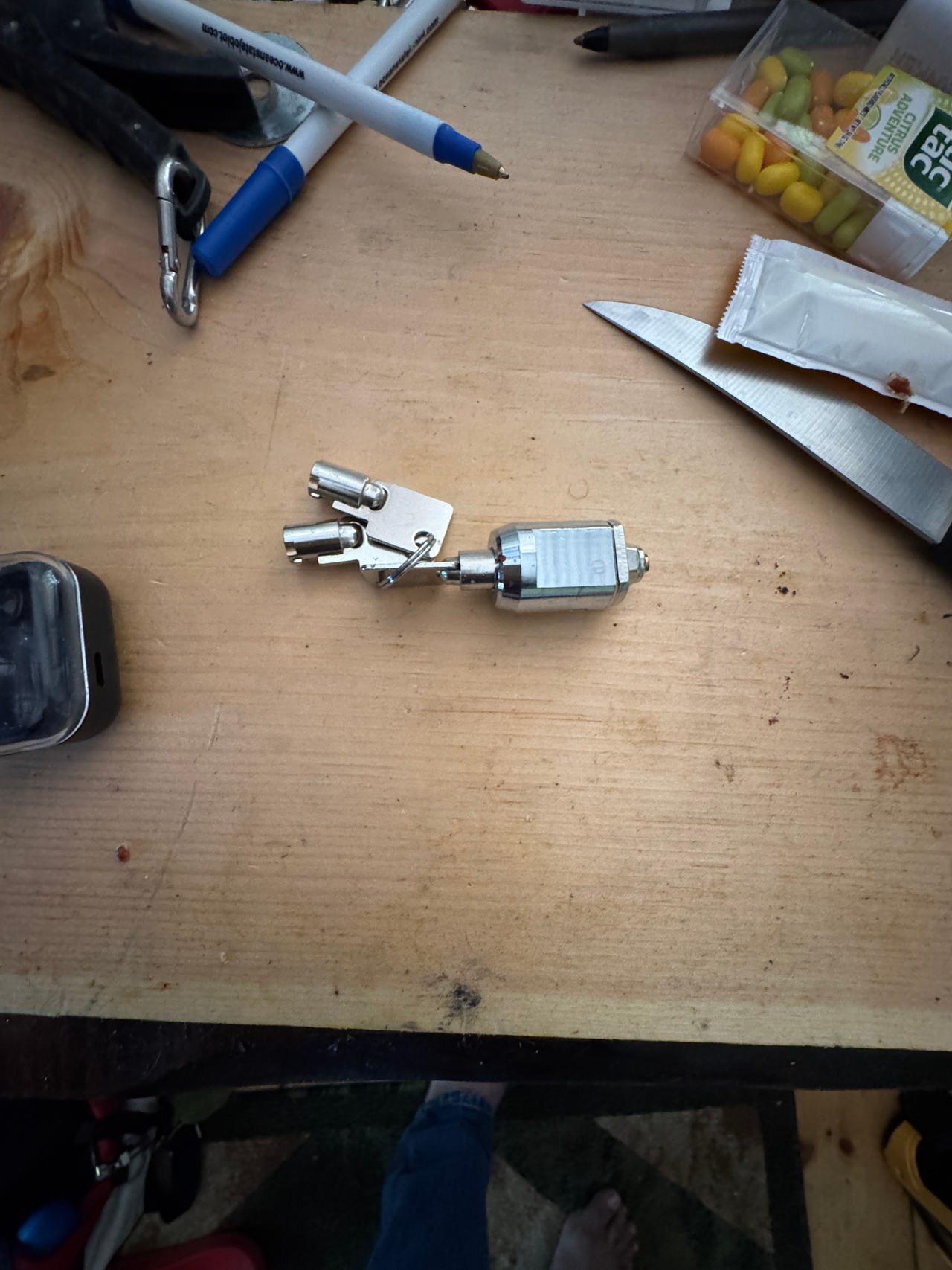Cylinder lock and keys