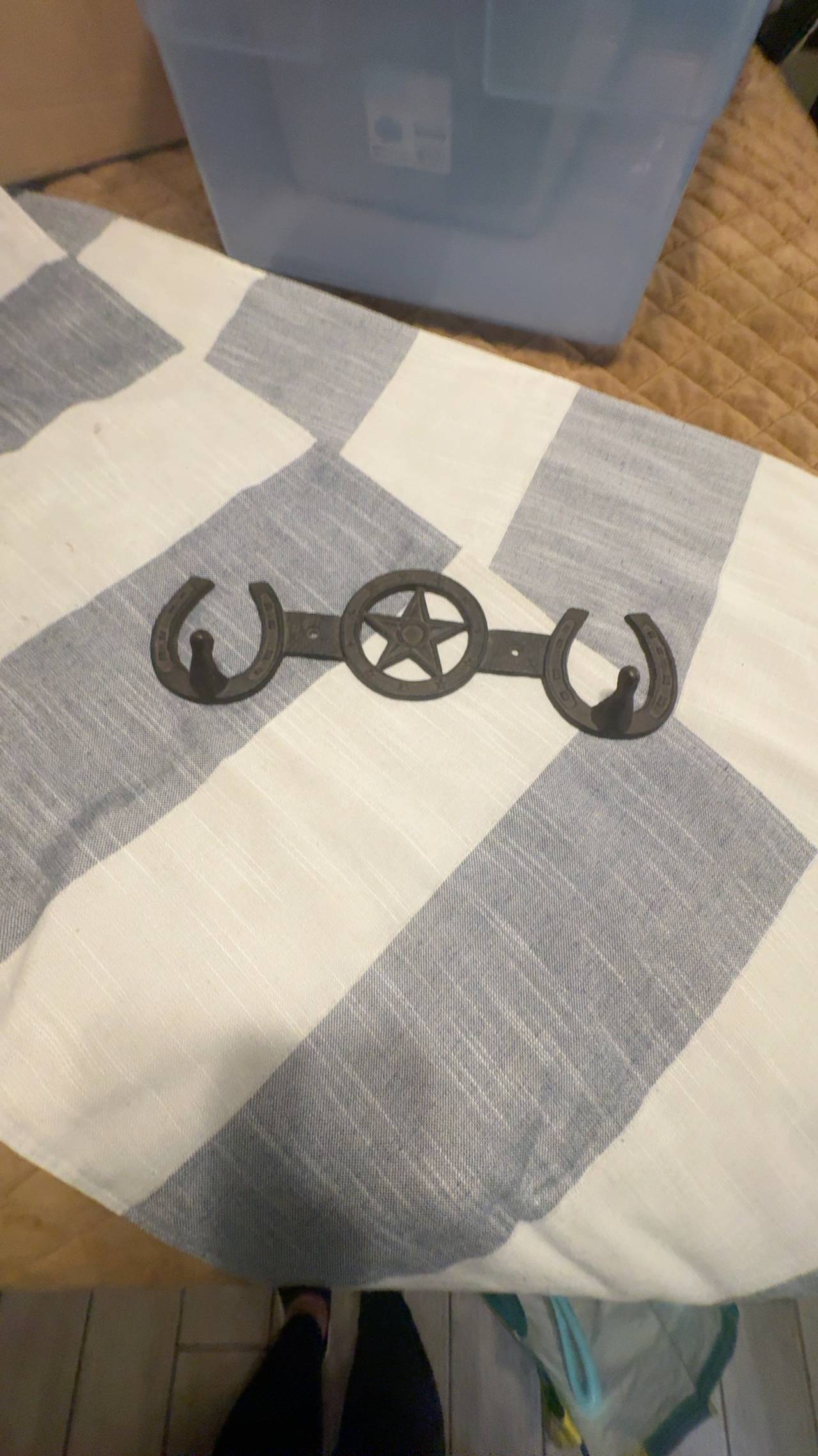 **MUST GO**
Rustic Cast Iron Star Horseshoe Wall Hook