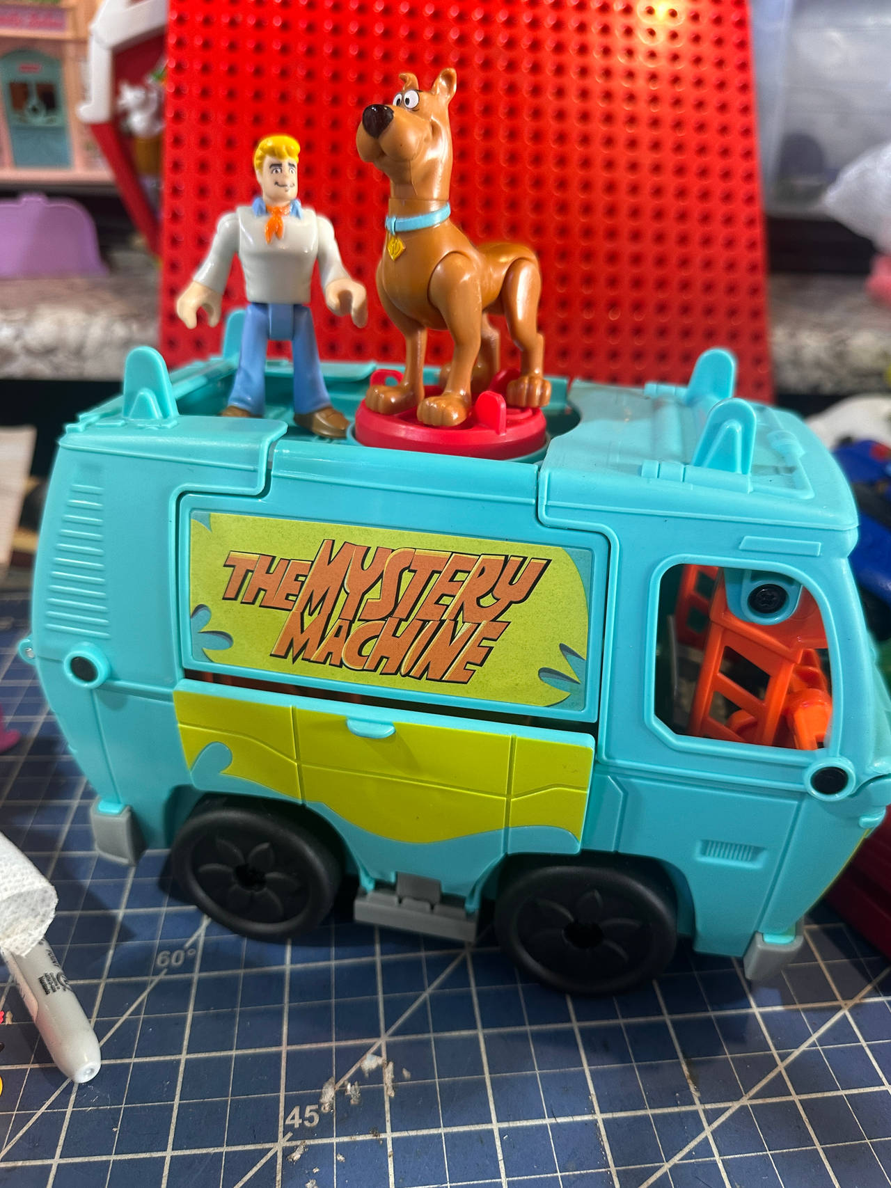 Scooby-Doo Mystery Machine Transforming Playset with Fred and Scooby Figures