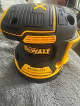 DEWALT DCW210B 20V MAX XR Brushless Cordless 5 in. Random Orbital Sander - Image 2