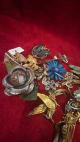 Vintage Costume Jewelry Brooch and Pin Lot - Image 7