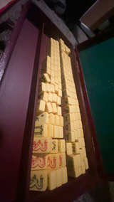 White Swan Bakelite Mahjong Set – Butterscotch Yellow Case - Image 4