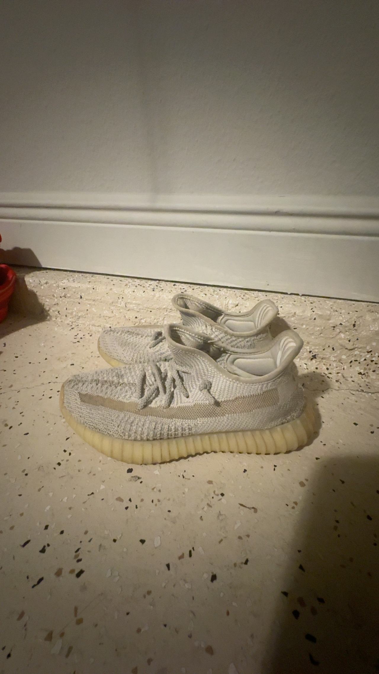 Adidas Yeezy Boost 350 V2 Lundmark. Used size 5 1/2