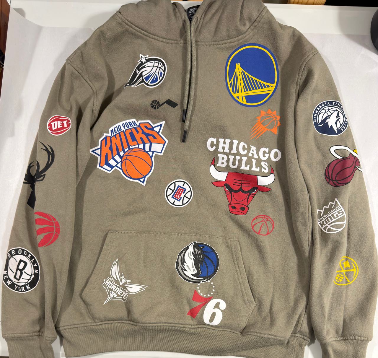 NBA Multi Team Pullover Hoodie Men’s Small Khaki Official Basketball Logo Sweats