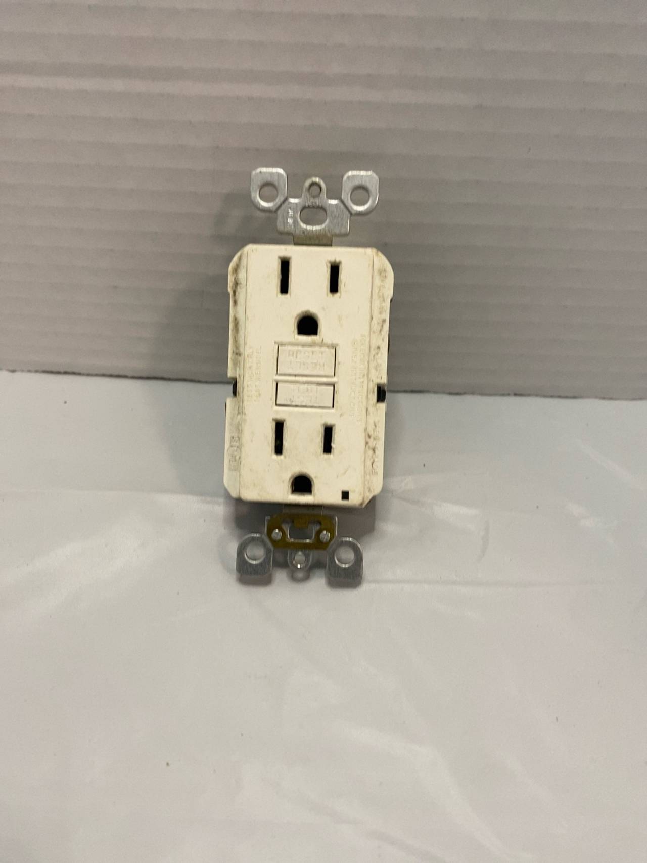 Leviton SmartlockPro Self-Test GFCI Outlet White