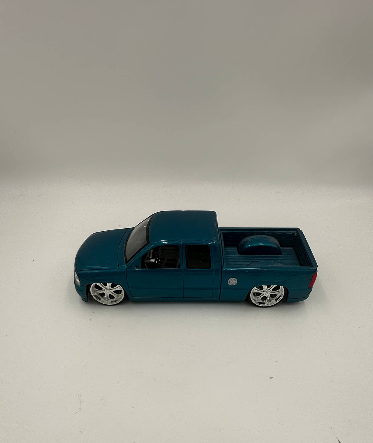 Jada Toys Dub City 1999 Chevrolet Silverado 1:24 Scale