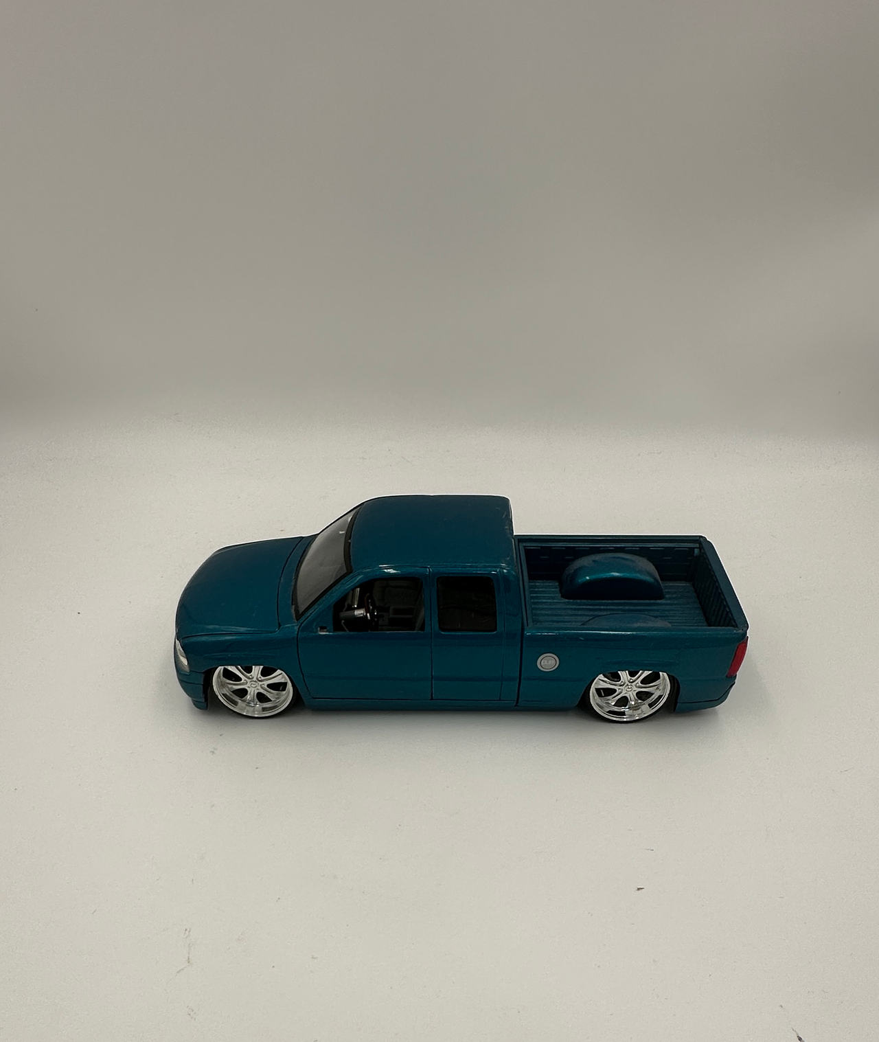 Jada Toys Dub City 1999 Chevrolet Silverado 1:24 Scale