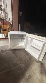 Magic Chef Black Mini Fridge 1.7 cu ft - Image 2
