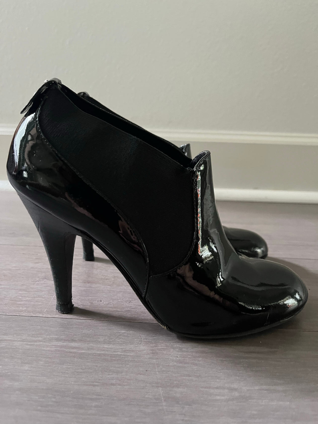BCBG MaxAzria Black Patent Leather Ankle Booties 6.5
