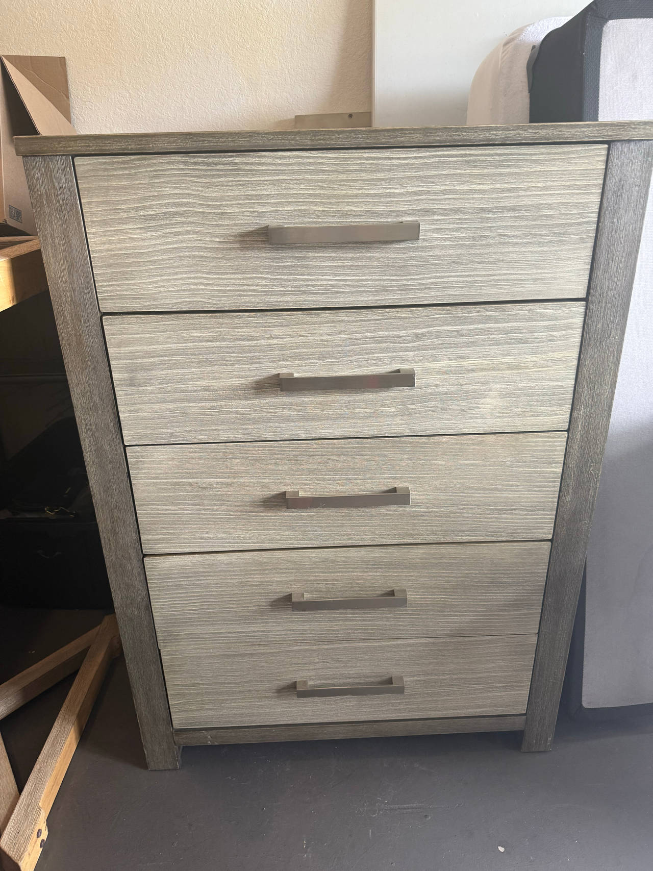 Modern 5-Drawer Chest