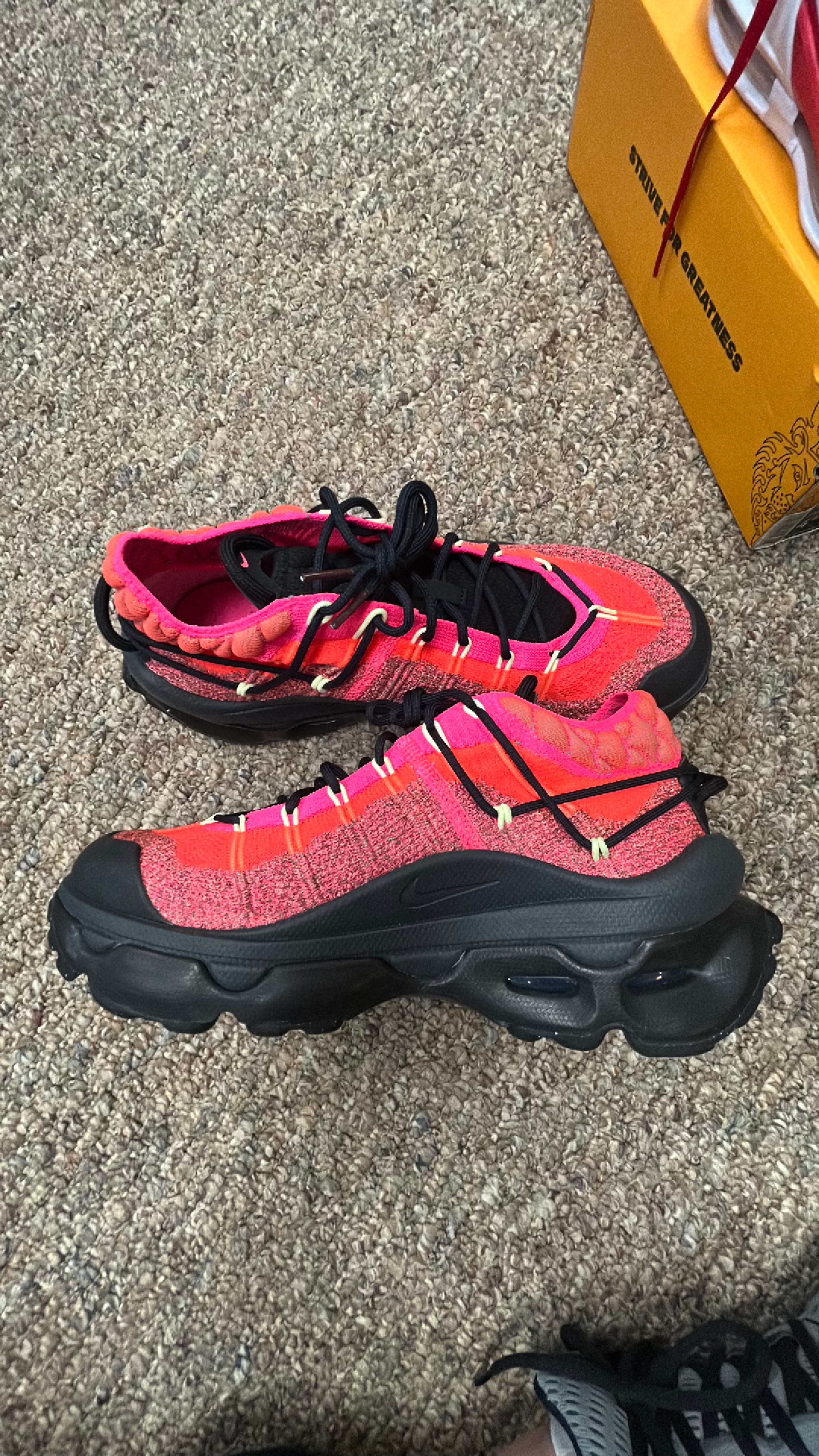 SIZE 11 Nike Air Max Flyknit Venture Hyper Pink Women's Shoes - Image 2